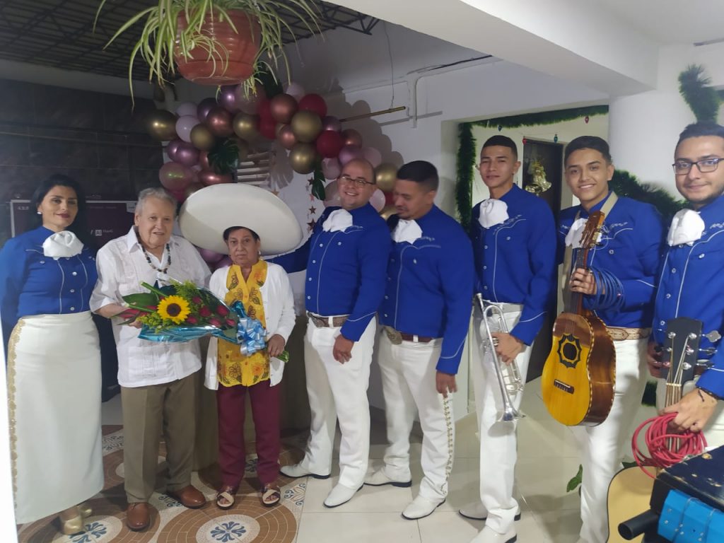 dando una serenata día de la madre en pereira