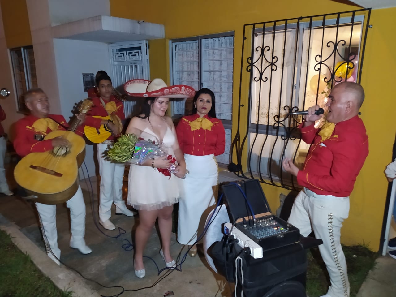 Mariachi imperio juvenil dando serenata de mariachis en pereira
